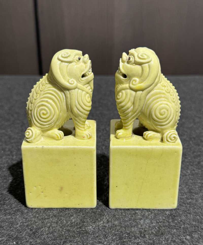 清光绪 吴光新自用黄釉狮钮印章一对 - 图18