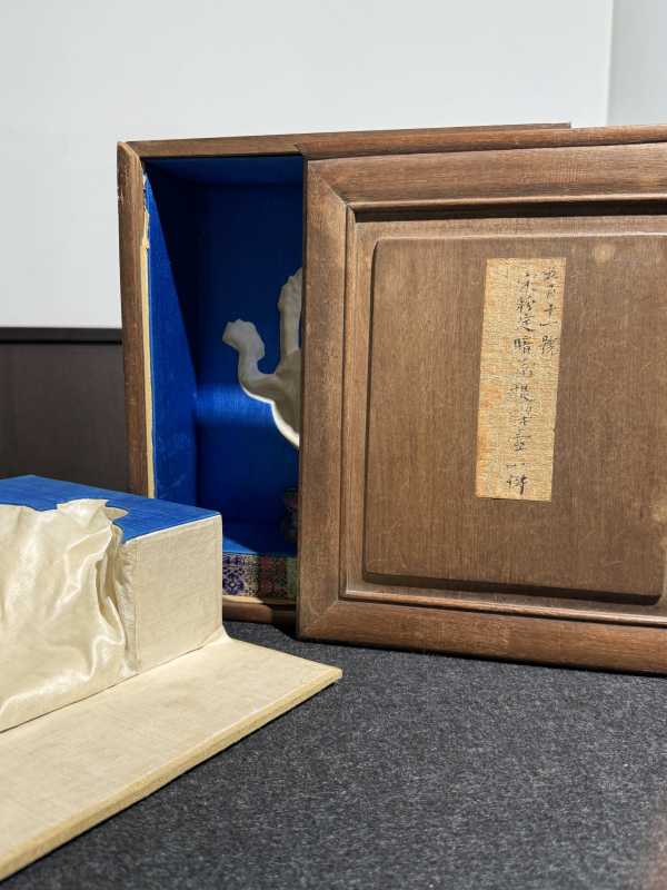 清乾隆 仿定白釉暗刻凤纹捏塑龙柄三足盉壶 - 图15