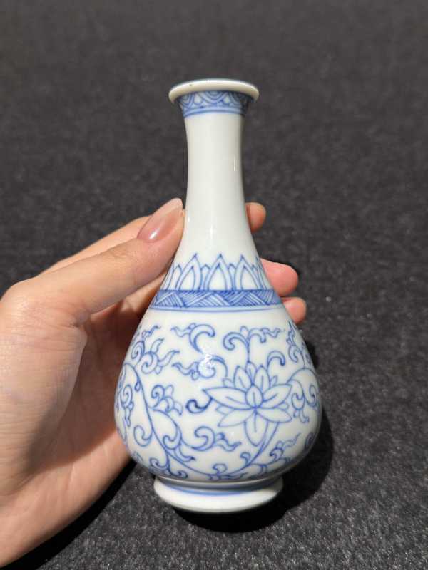 清康熙 青花缠枝莲纹小胆瓶 - 图3