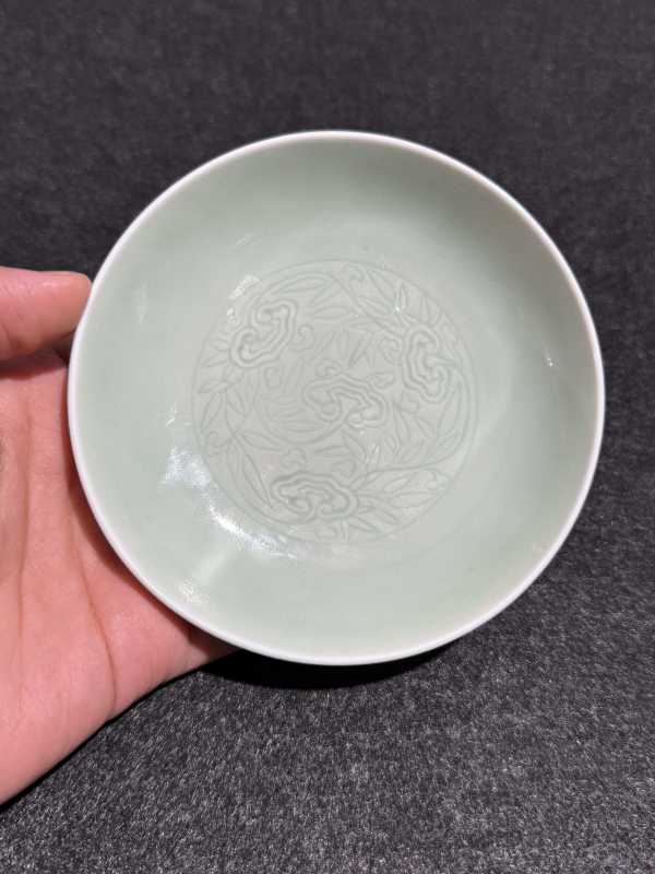 清雍正 粉青釉暗刻竹纹盘 - 图5