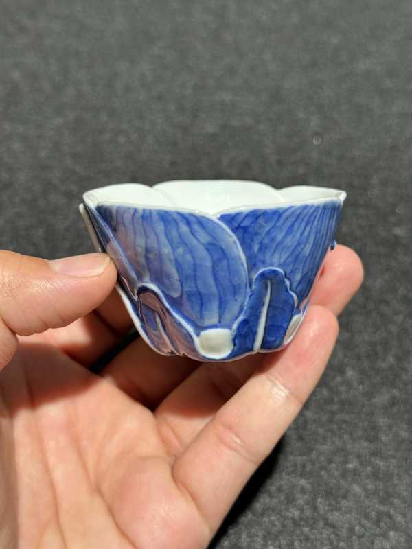 清乾隆 青花堆塑荷花型杯 - 图5