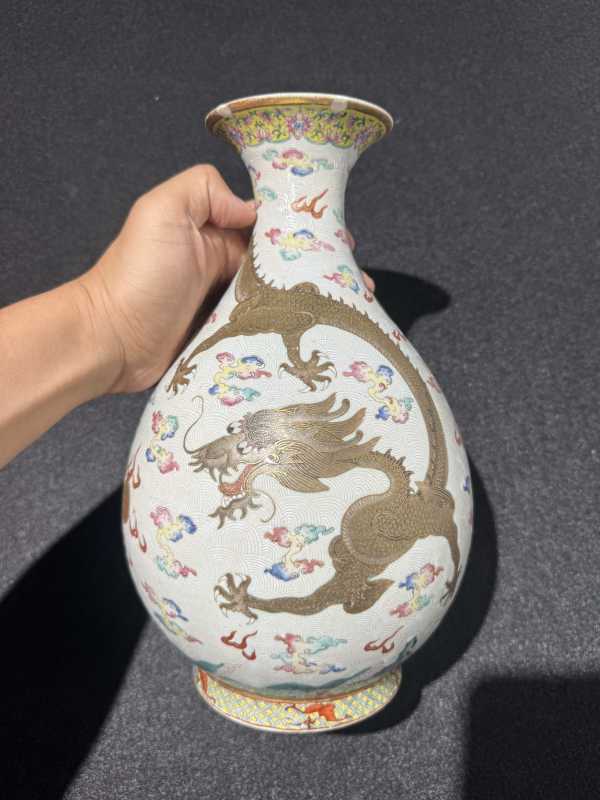 清咸丰 白釉轧道粉彩云龙纹玉壶春瓶 - 图2