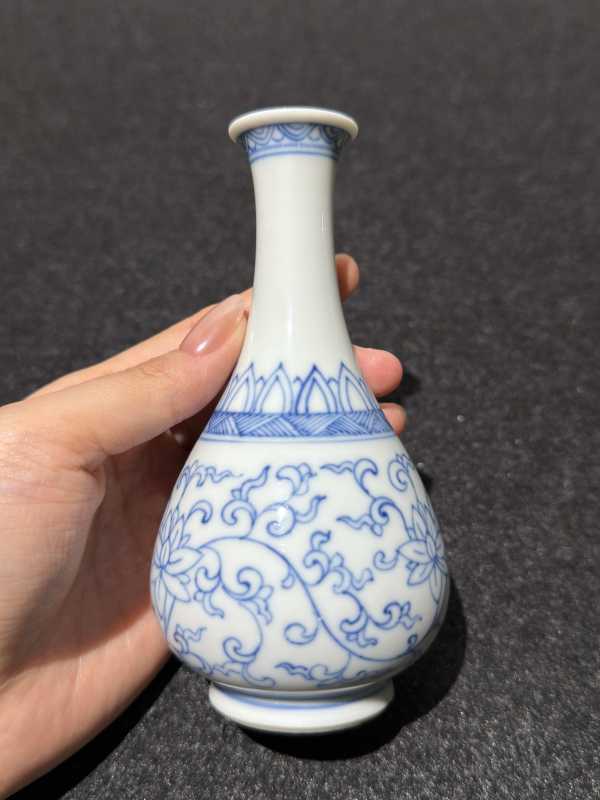 清康熙 青花缠枝莲纹小胆瓶 - 图4