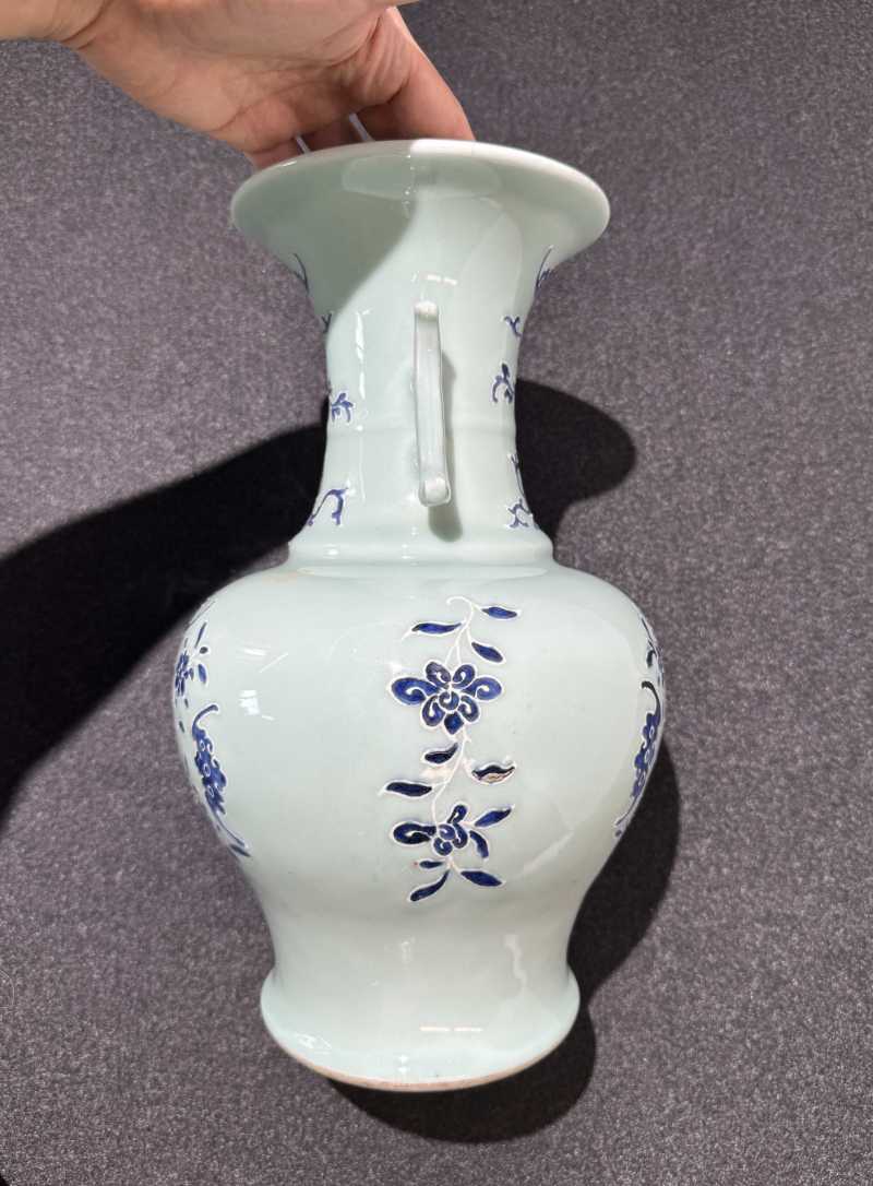 清乾隆 豆青地青花堆白福寿如意纹双戟耳尊 - 图3