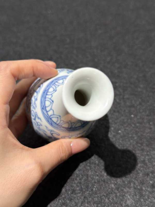 清康熙 青花缠枝莲纹小胆瓶 - 图5