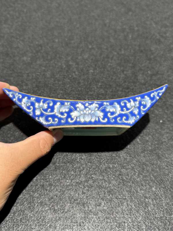 清嘉庆 内松石绿外蓝地洋彩缠枝宝相花纹茶船一对 - 图8