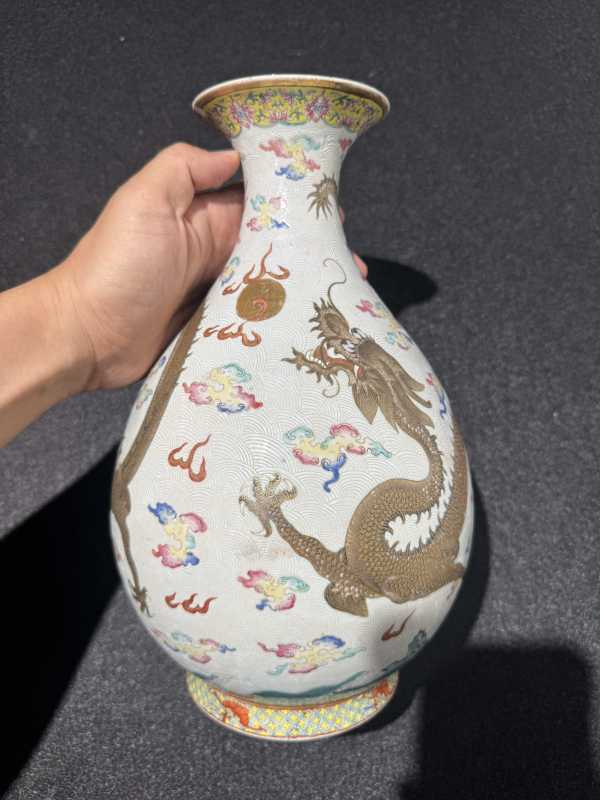 清咸丰 白釉轧道粉彩云龙纹玉壶春瓶 - 图3
