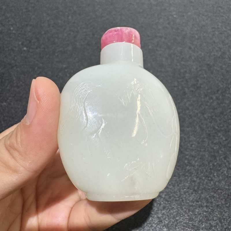 清 白玉双骏图烟壶 - 图5