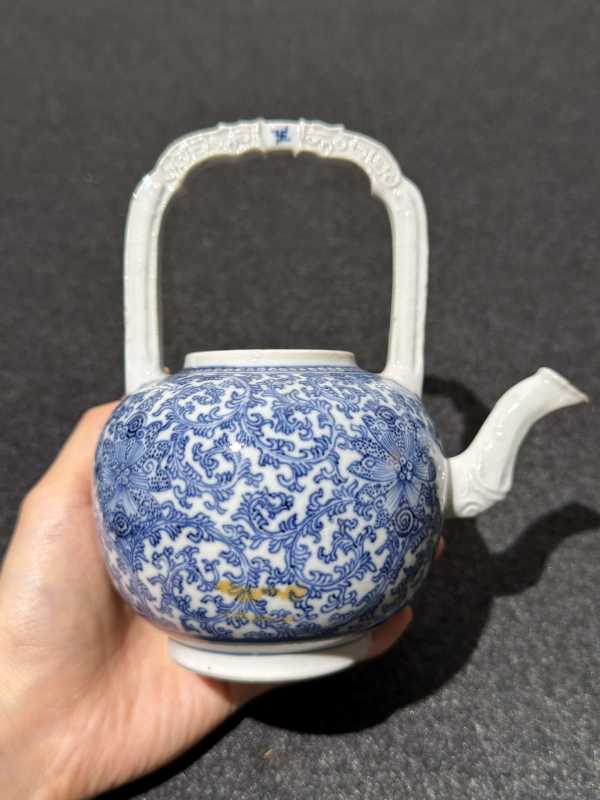 清康熙 青花缠枝花卉纹提梁壶 - 图5
