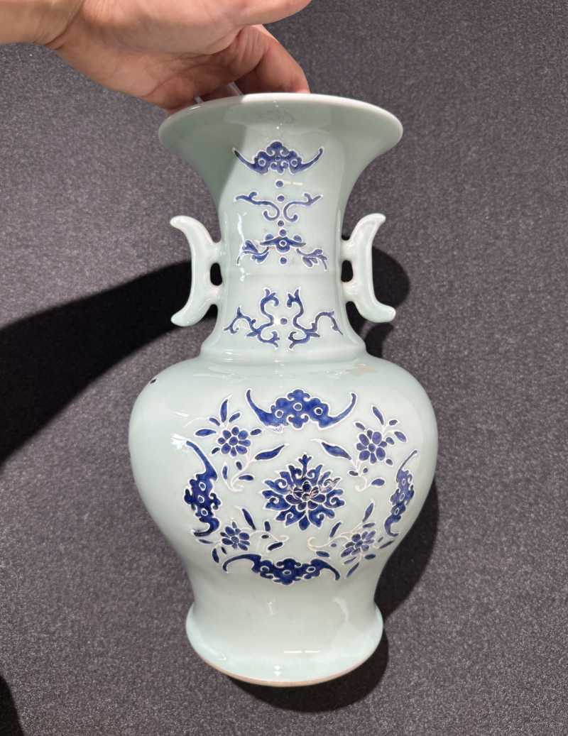 清乾隆 豆青地青花堆白福寿如意纹双戟耳尊 - 图4