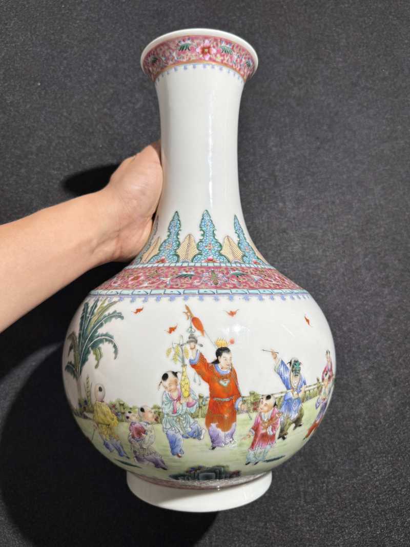 民国 粉彩婴戏图玉堂春瓶一对 - 图2