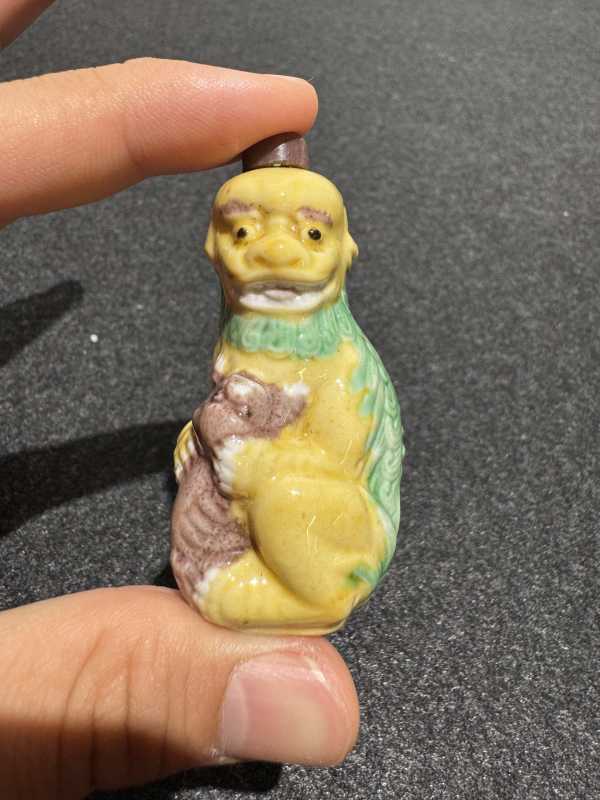清 太狮少狮素三彩鼻烟壶 - 图3