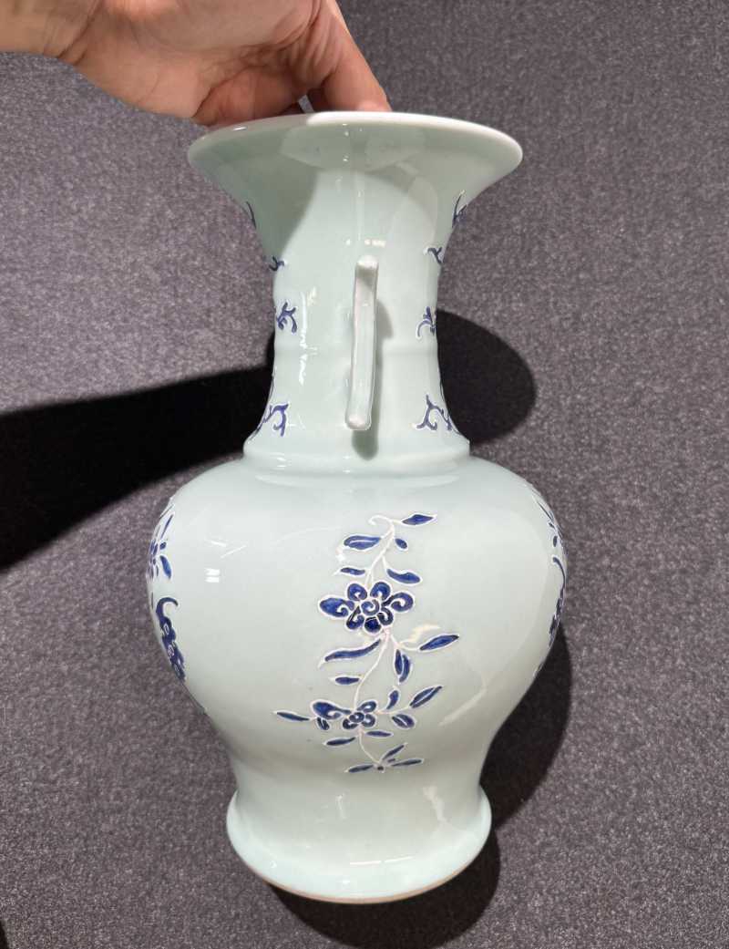 清乾隆 豆青地青花堆白福寿如意纹双戟耳尊 - 图5