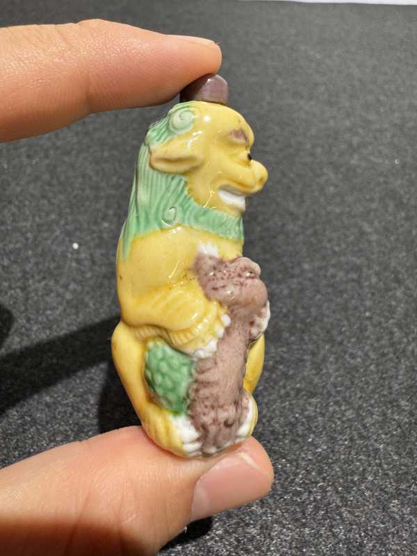 清 太狮少狮素三彩鼻烟壶 - 图4