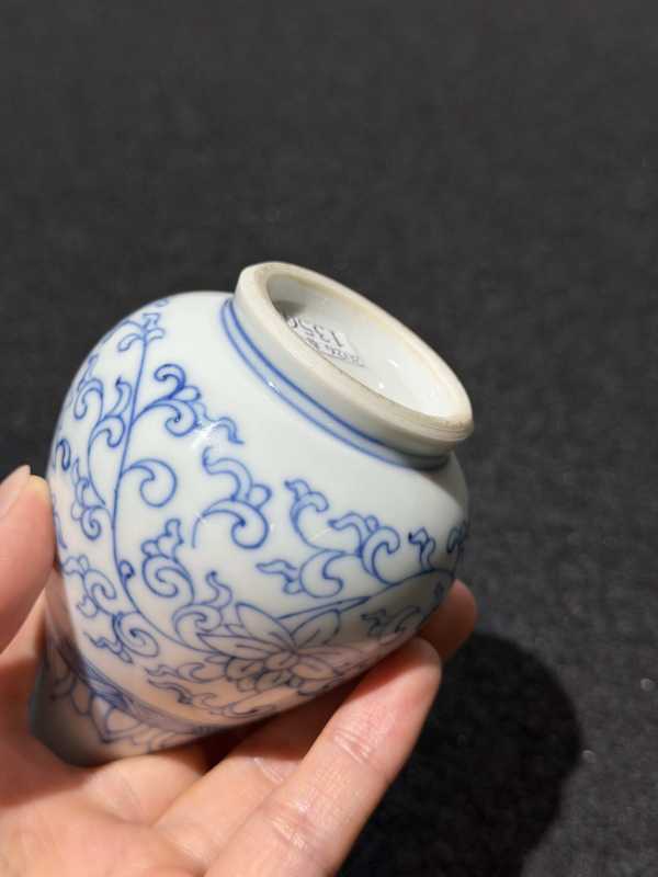 清康熙 青花缠枝莲纹小胆瓶 - 图7