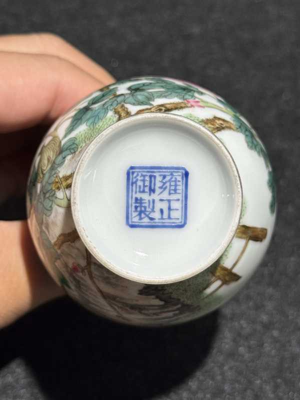 民国 粉彩富贵牡丹图小长颈瓶一对 - 图8