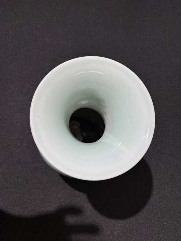 清乾隆 豆青地青花堆白福寿如意纹双戟耳尊 - 图6