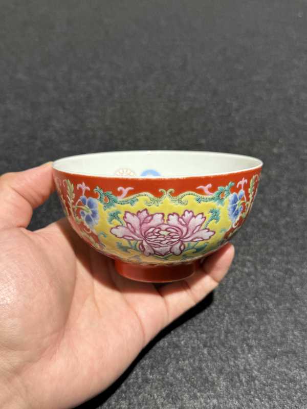 清道光 珊瑚红地洋彩开光牡丹纹碗 - 图7