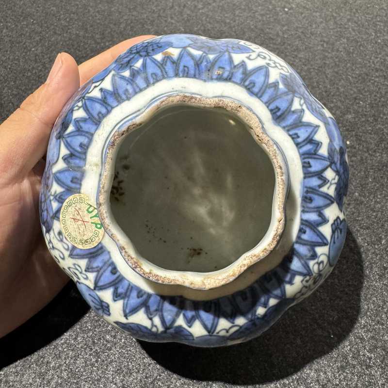 明万历 青花福禄万代纹瓜棱罐 - 图6