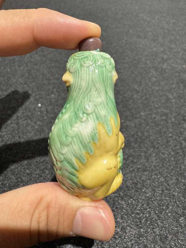 清 太狮少狮素三彩鼻烟壶 - 图5