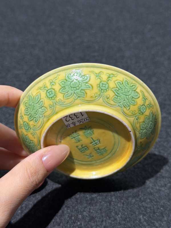 明嘉靖 黄地绿彩缠枝花卉纹小盘 - 图6