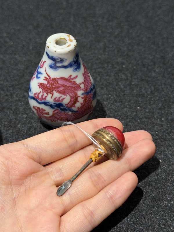 清嘉庆 青花胭脂红釉鼻烟壶 - 图6