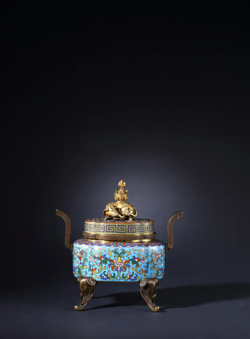 清乾隆景泰蓝缠枝莲纹象足朝冠耳炉 - 图2