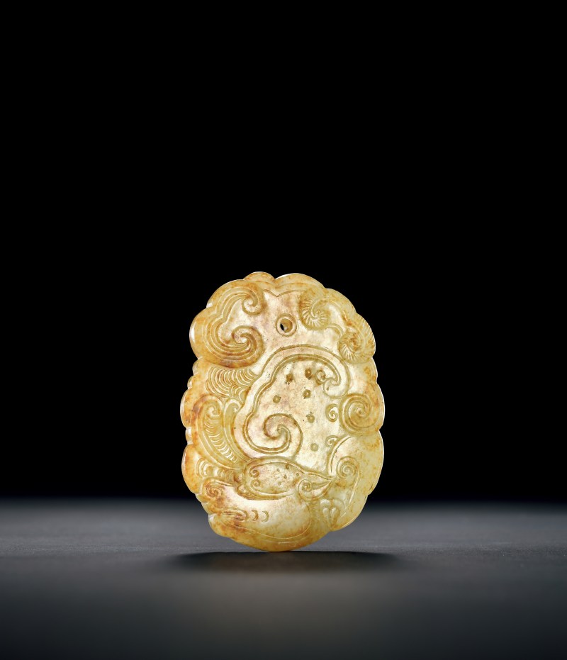明 白玉红沁龙形佩