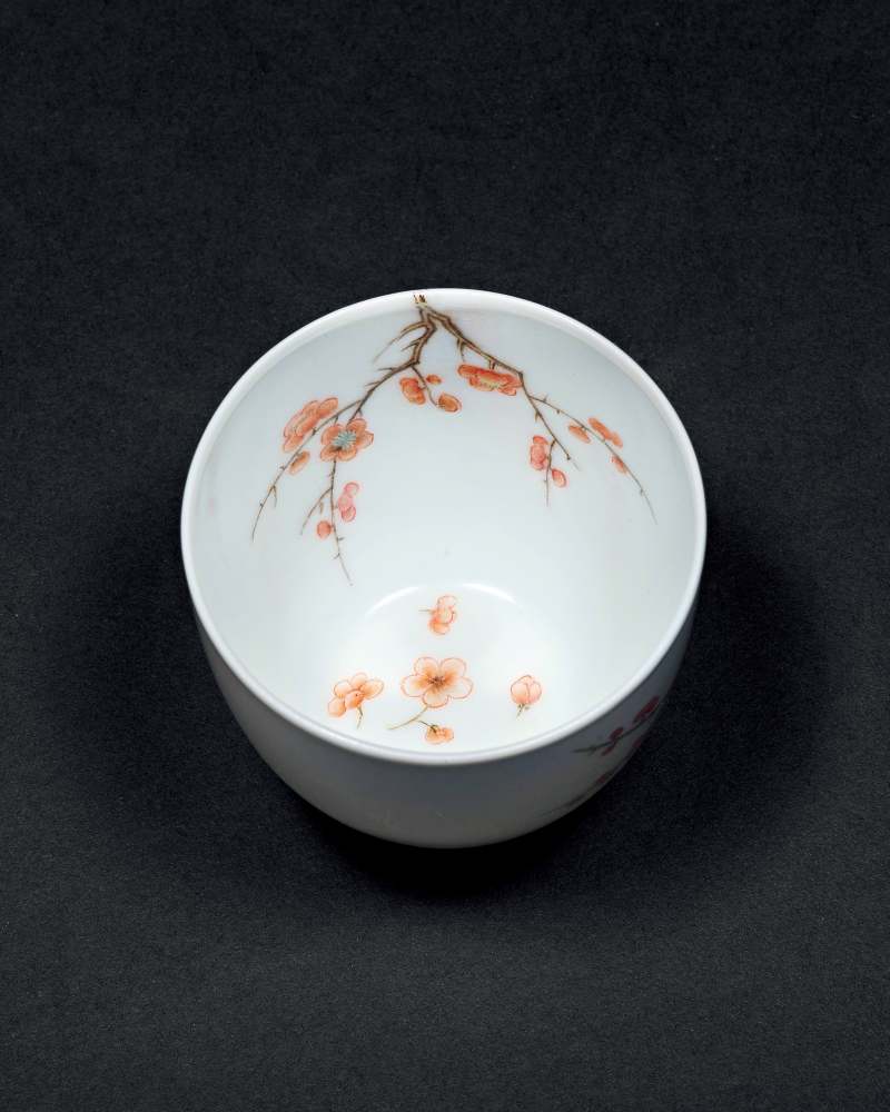 清康熙 青花粉彩过枝梅花纹杯 - 图2