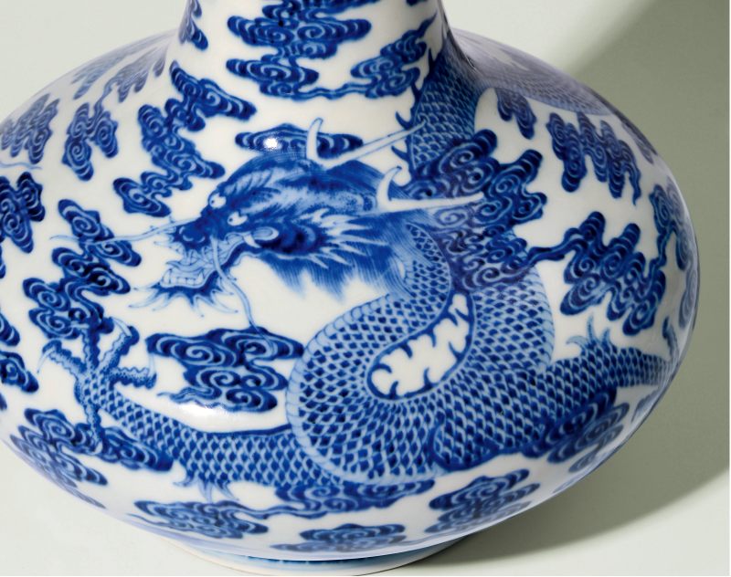清乾隆 青花苍龙教子图荸荠瓶 - 图3
