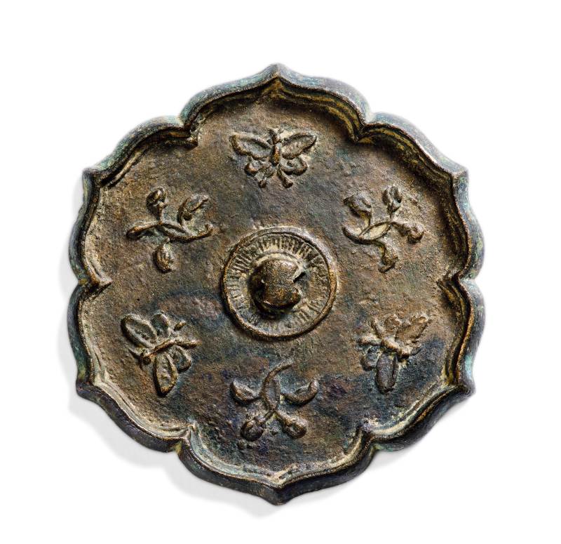 明 菱花形蝶恋花纹镜