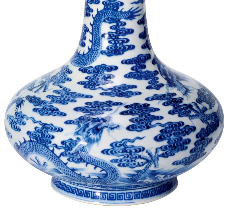 清乾隆 青花苍龙教子图荸荠瓶 - 图4