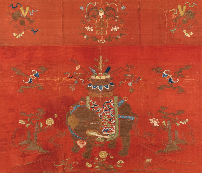 清乾隆红地盘金绣太平有象桌围