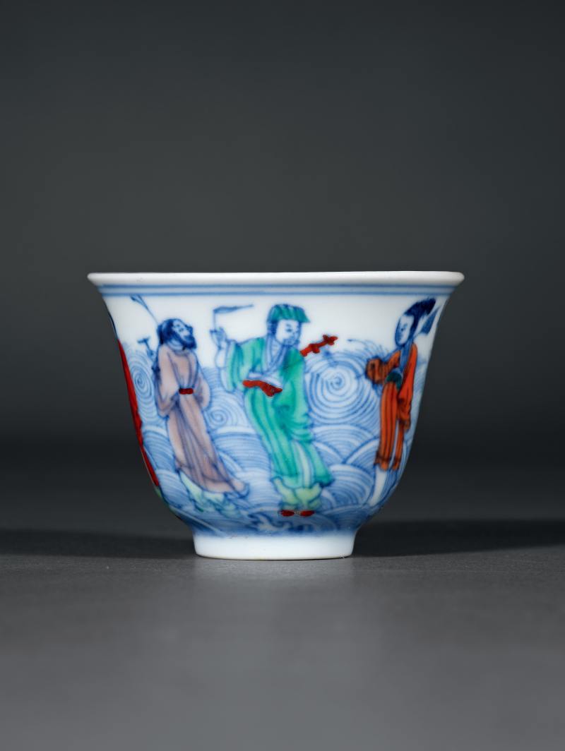 清康熙 青花斗彩八仙过海纹杯 - 图2