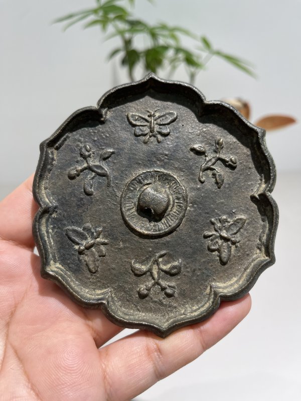 明 菱花形蝶恋花纹镜 - 图2