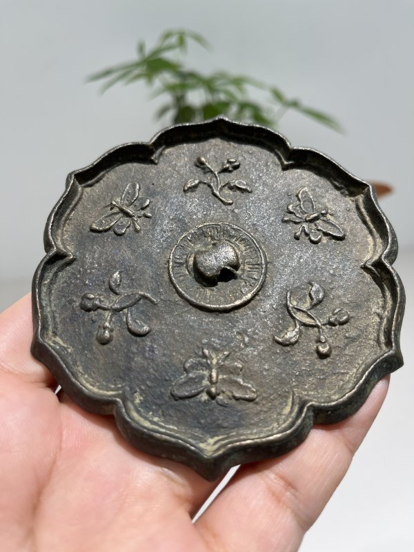 明 菱花形蝶恋花纹镜 - 图3