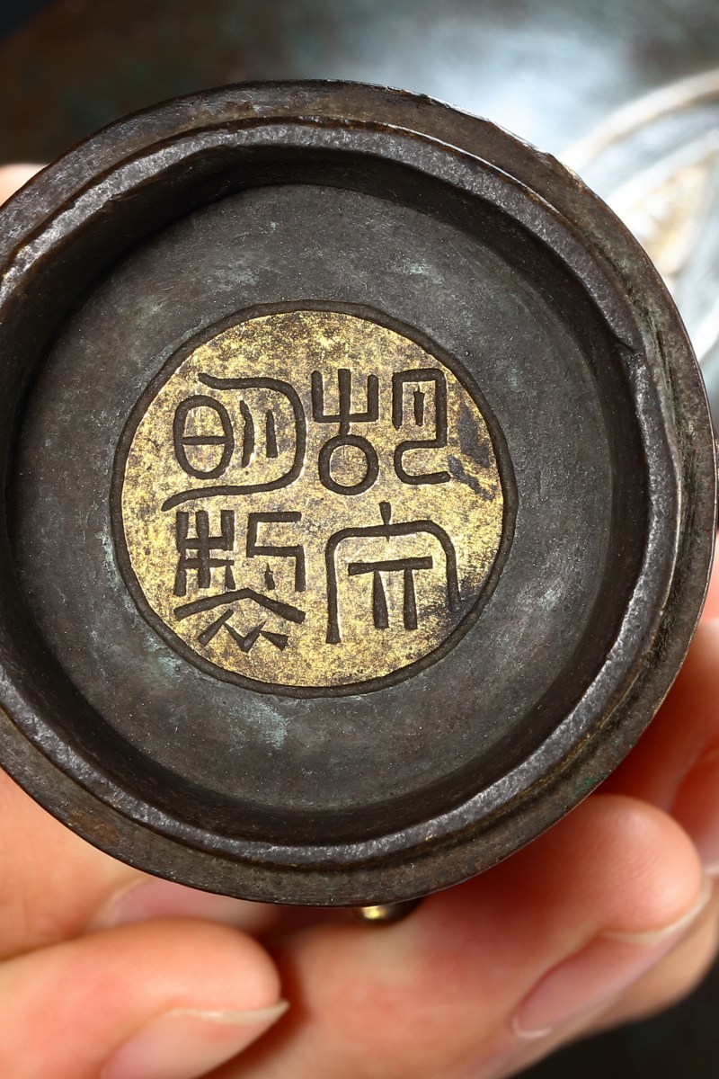 明“胡文明制”款铜鎏金兽面纹花觚 - 图2
