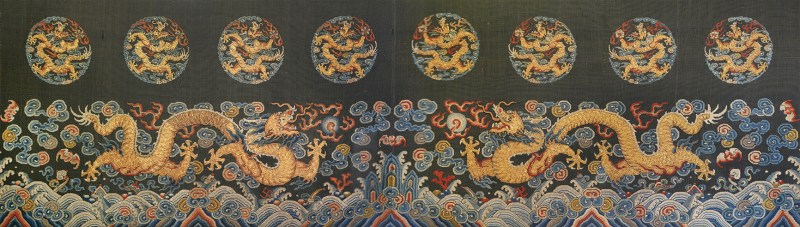 清纳纱金线绣双龙纹饰片