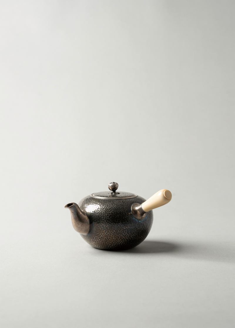 日本纯银龟甲纹煎茶道具套组（含汤沸、急须、公道杯、茶托、黑漆茶盘、多格收纳柜） - 图2