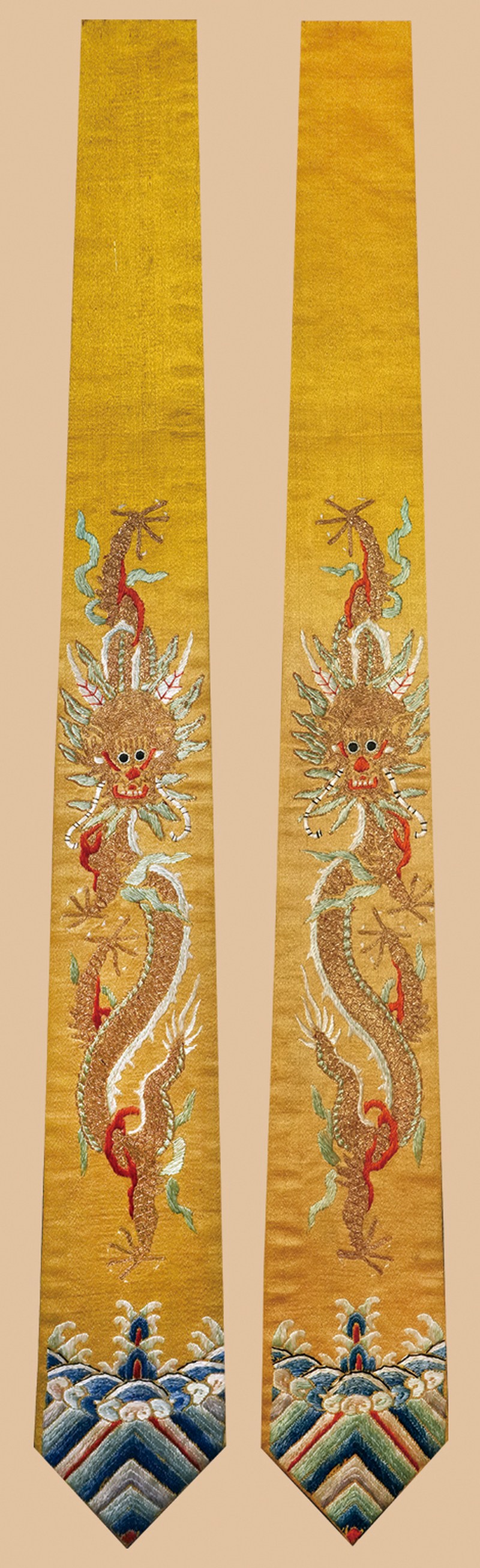 清明黄地刺绣龙纹饰带
