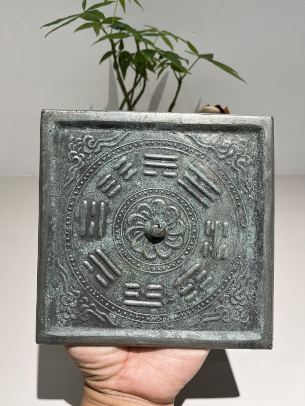 明 花卉钮座八卦祥云纹方镜 - 图2