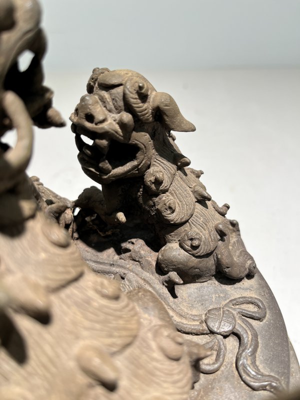 明嘉靖 铜太狮少狮钮朝冠耳熏炉 - 图9