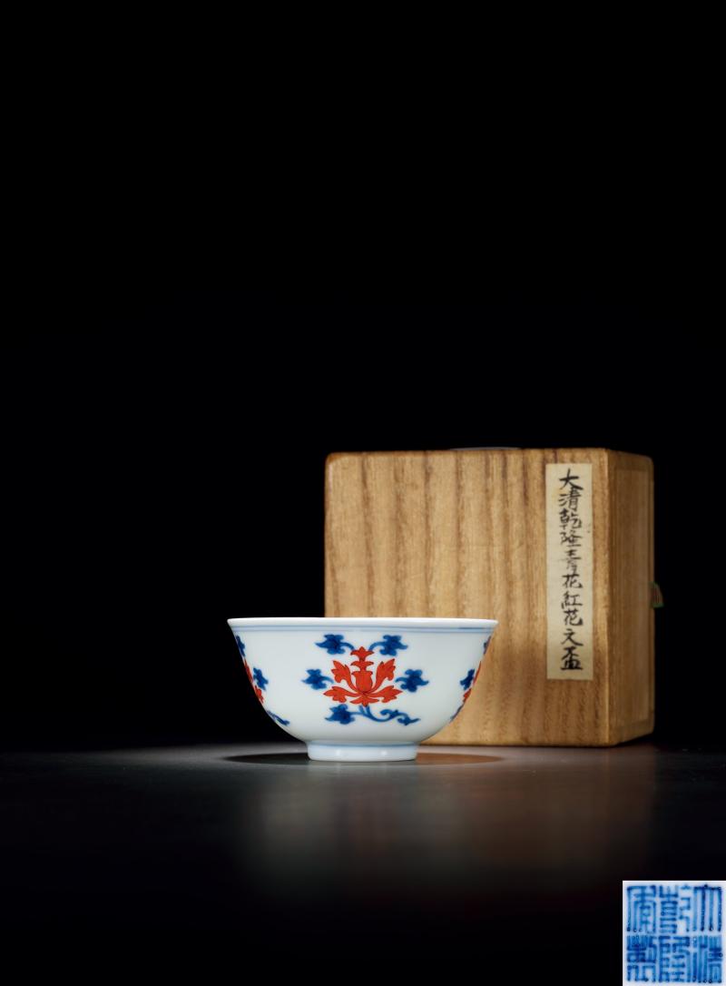 清乾隆 青花矾红折枝宝莲纹茶圆