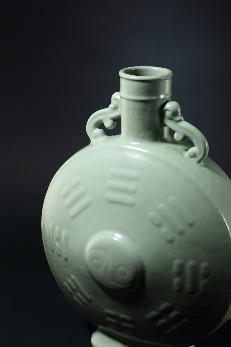 清雍正八卦纹抱月瓶 - 图2