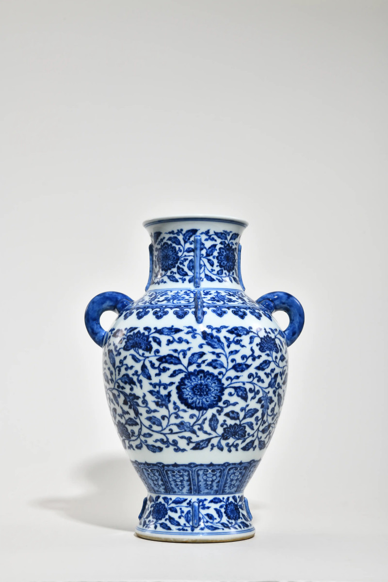 清乾隆 青花缠枝花卉纹双耳出戟尊 - 图3