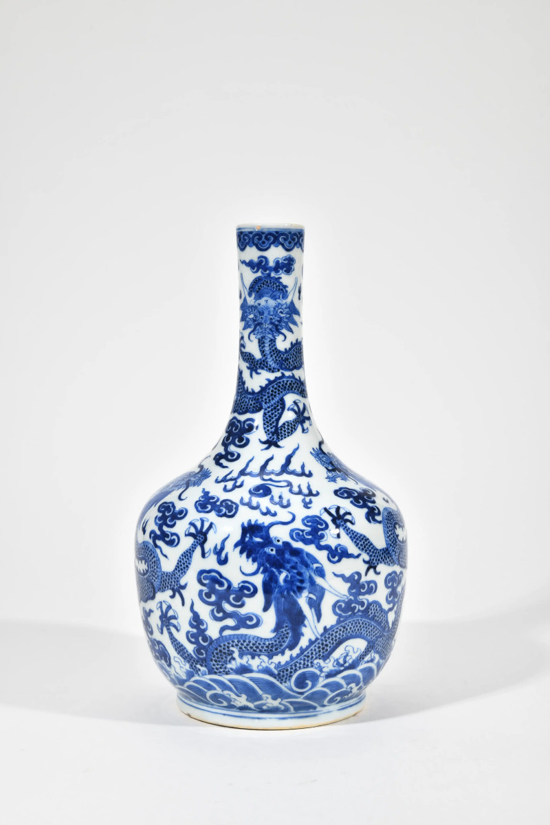 清中期 青花海水江崖云龙纹长颈瓶 - 图4