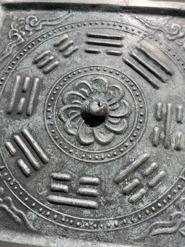 明 花卉钮座八卦祥云纹方镜 - 图3