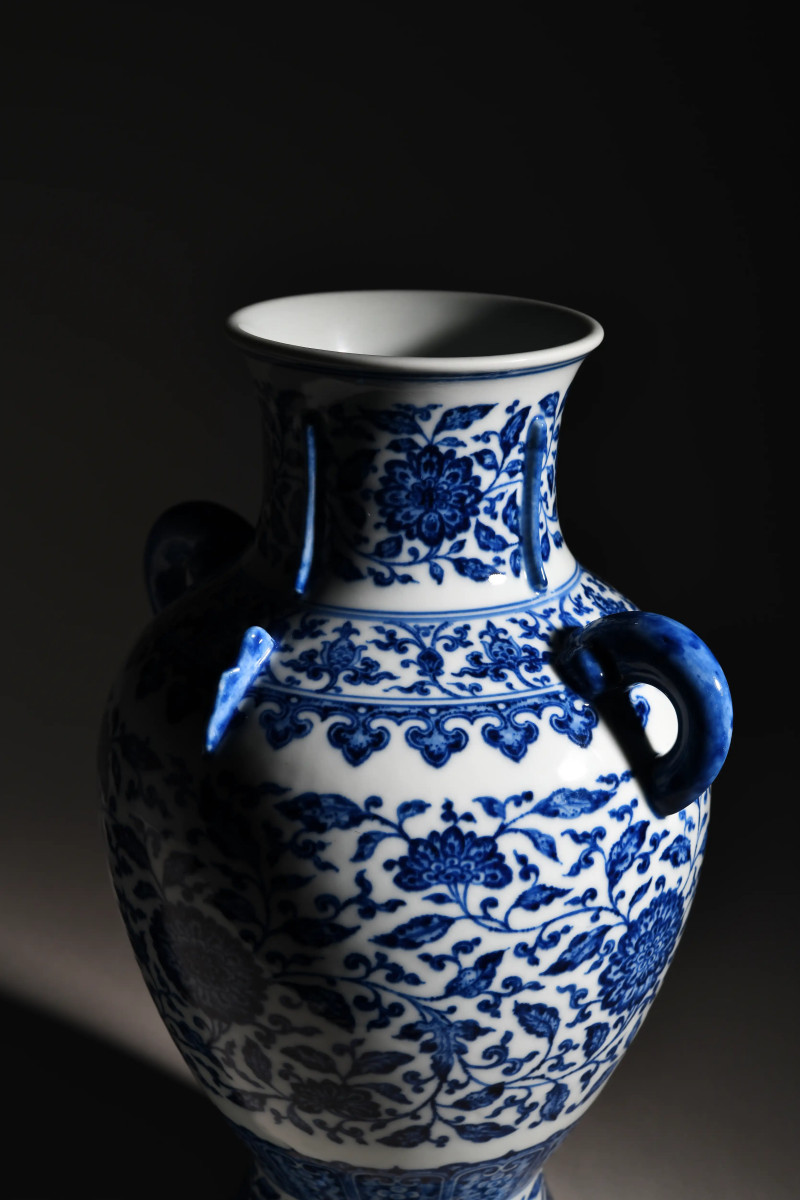 清乾隆 青花缠枝花卉纹双耳出戟尊 - 图5