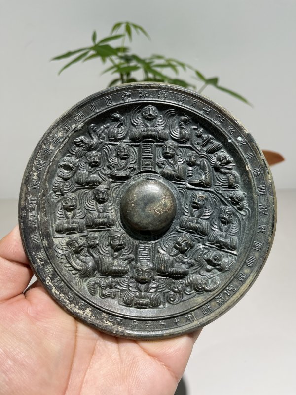 明 “君高官”铭重列式神人神兽纹镜 - 图2