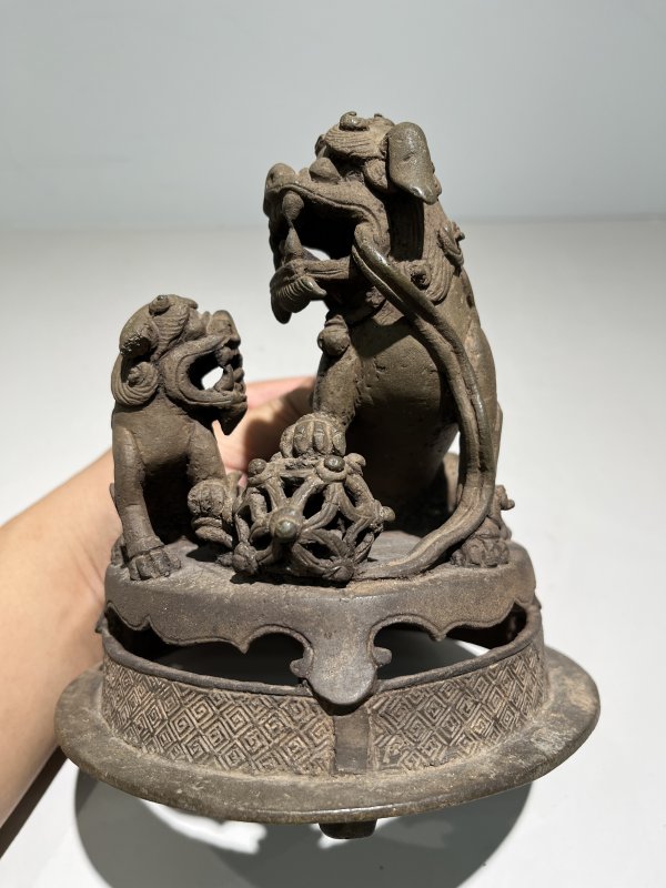 明嘉靖 铜太狮少狮钮朝冠耳熏炉 - 图11